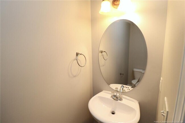 Building Photo - 5 Bellmore Ct