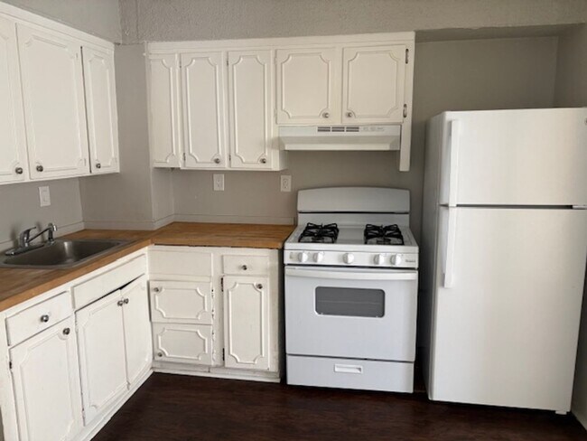 Building Photo - Beautifully updated 2 bedroom home