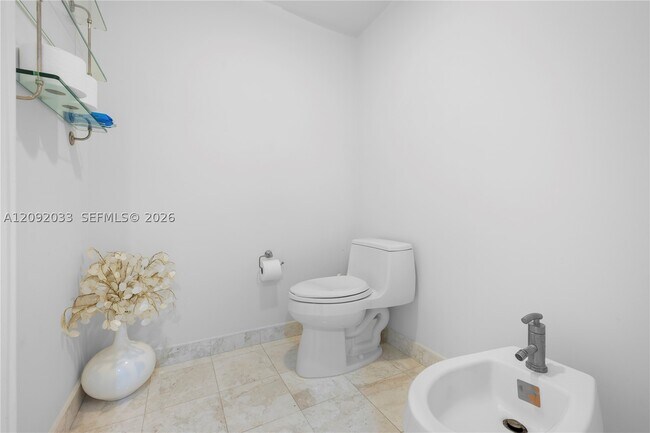 Building Photo - 1331 Brickell Bay Dr