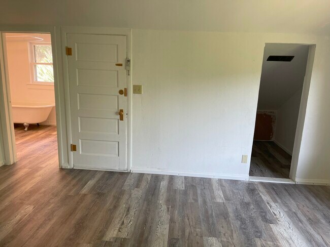 Building Photo - 907 NE Winchester St