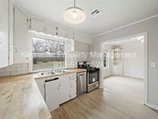 Building Photo - Updated 2 Bed 1 Bath Rental Home Tulsa