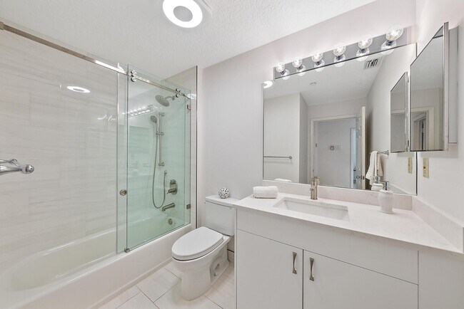 Building Photo - 811 Oak Harbour Dr