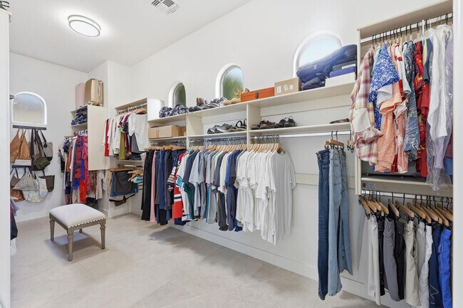 Building Photo - 6570 S Bogle Ave