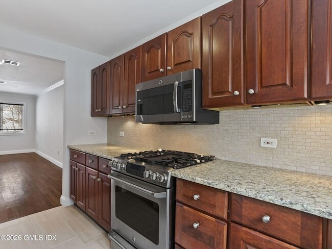 Building Photo - 453 E Putnam Ave