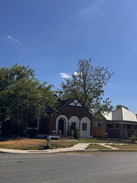 Building Photo - 2402 Saunders Ave