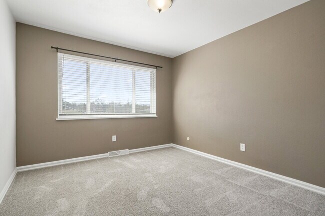 Building Photo - 3 Bedroom Townhome in University Neighborhood