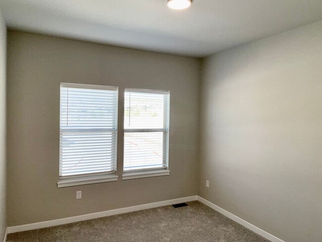 Building Photo - Townhome w/ All the Bells and Whistles!