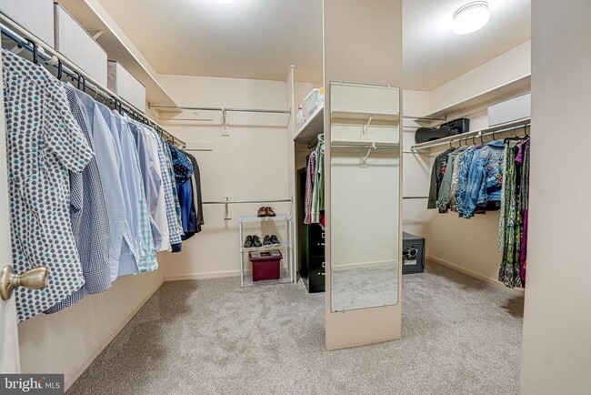 Building Photo - 9420 Lakeside Dr