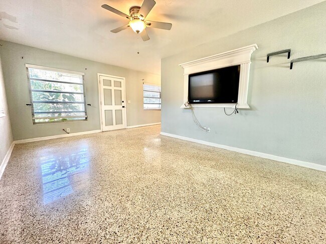 Building Photo - Bright & cozy 2bedroom 1bath home with out...