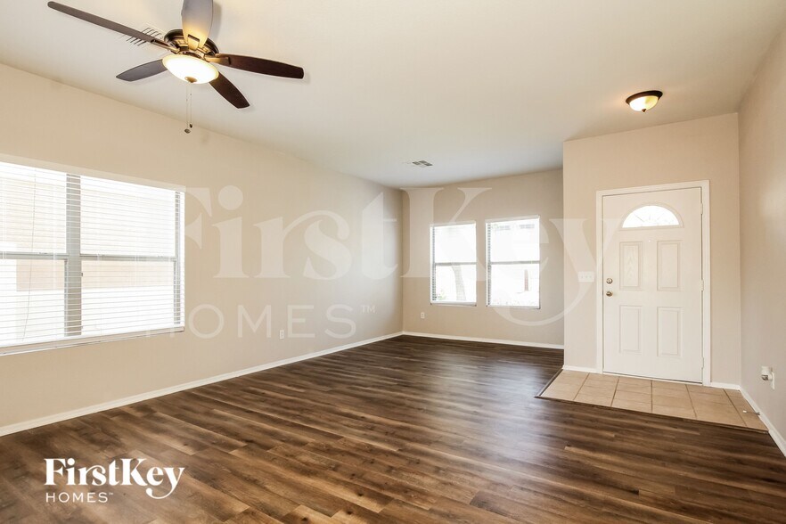 Building Photo - 2127 S Luther