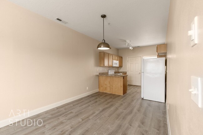 Building Photo - Newly Remodeled 3 Bedroom, 2 Bathroom Upst...