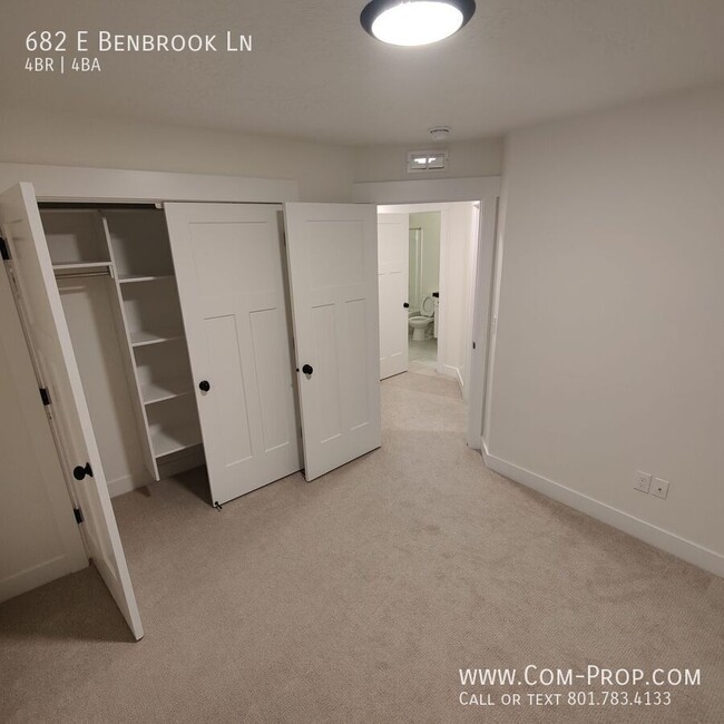 Building Photo - 682 E Benbrook Ln