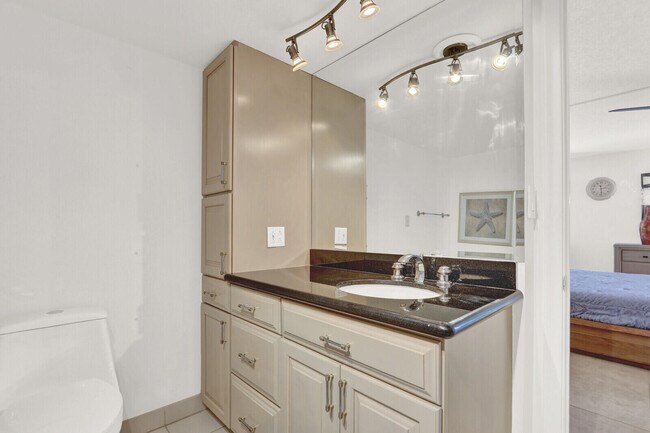 Building Photo - 5510 N Ocean Dr