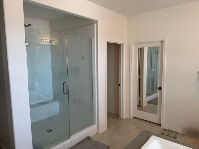 Building Photo - Home in Gated Five Knolls Community | 5 Bedrooms