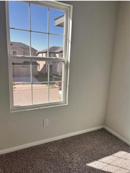 Building Photo - 900 Portina Dr