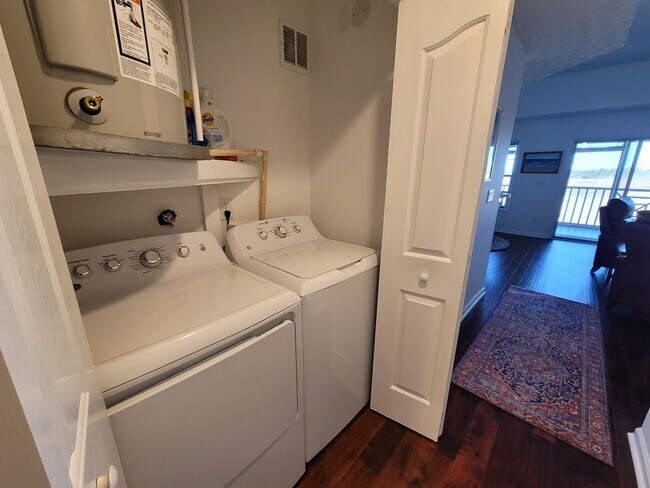 Building Photo - Welcome to our stunning 3-bedroom, 2-bathroom condo located in the beautiful city of Wilmington, NC.