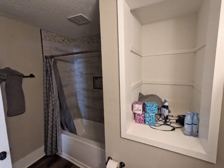 Building Photo - 902-904 W Locust St