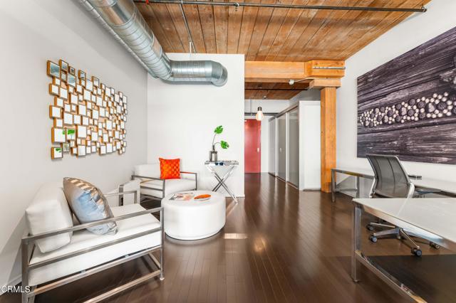 Building Photo - 530 S Hewitt St