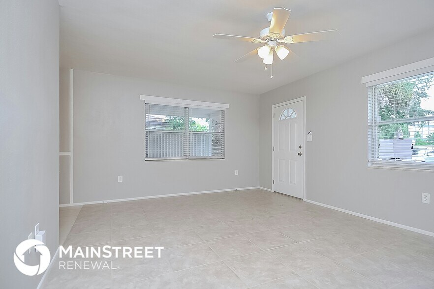 Building Photo - 2026 Sandrala Dr