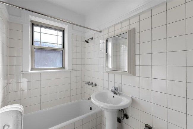 Building Photo - Large One Bedroom in Andersonville