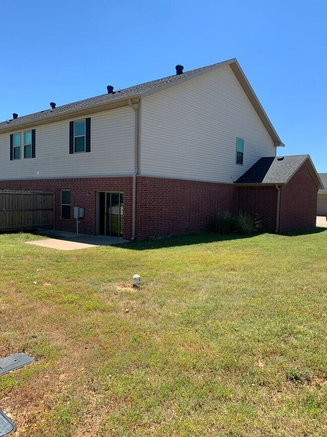 Building Photo - 3-Bedroom, 2.5-Bath TOWNHOME IN ROGERS!!!!