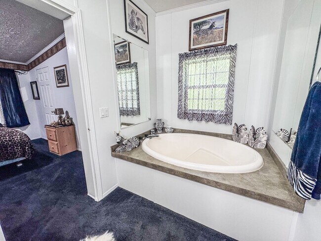 Building Photo - Quaint 2 Bed 2 Bath Home