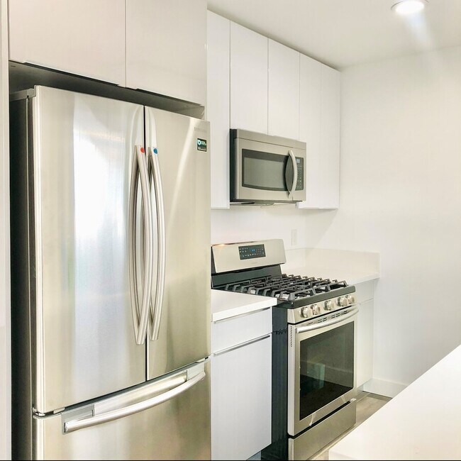 Building Photo - 1333 W 36th Pl