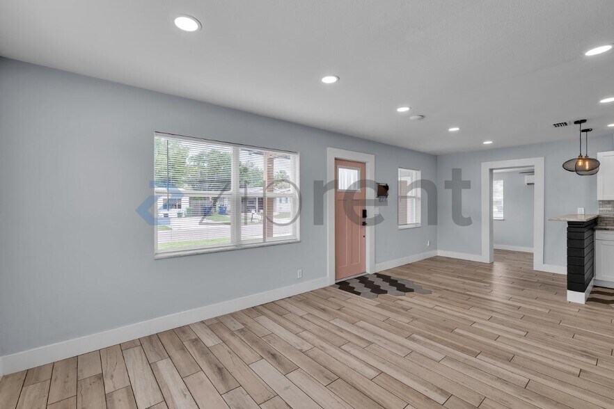 Building Photo - Unit