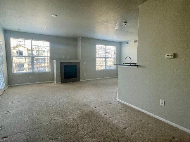 Building Photo - Beautiful, 2 bed/2 bath Condo at Blue Sky at Vista Ridge
