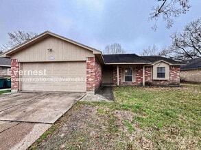 Building Photo - 3 Bed, 2 Bath Home with Fenced Yard & Garage / Pet-Friendly / Available Now!