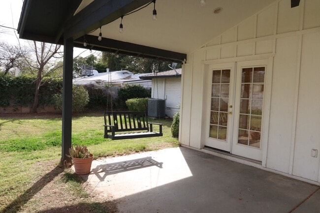 Building Photo - Beautifully Renovated 3 Bed 2 Bath on 17th Av South of Northern