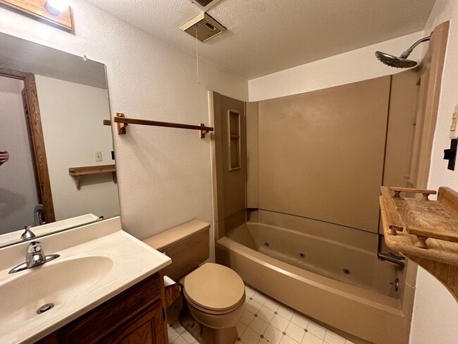 Building Photo - Charming 1-Bedroom Condo with Great Amenities
