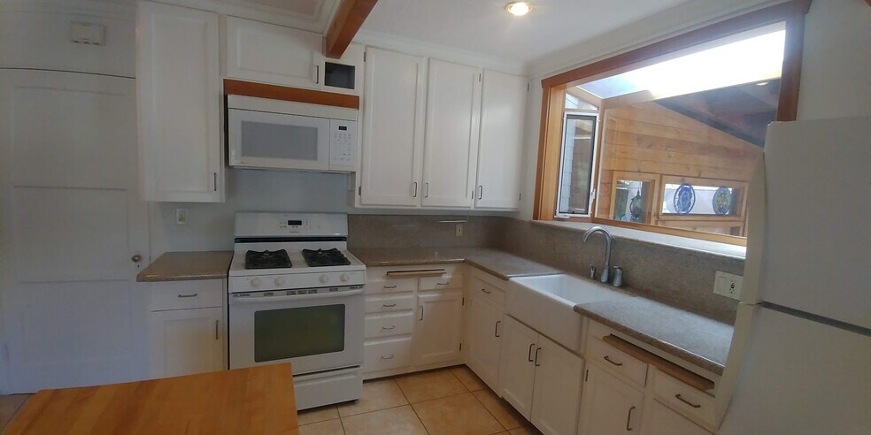 Building Photo - 3555 Colonial Ave