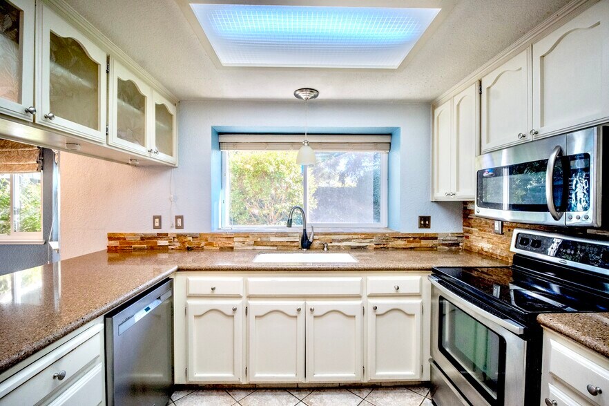 Building Photo - 4404 Bluff Creek Dr