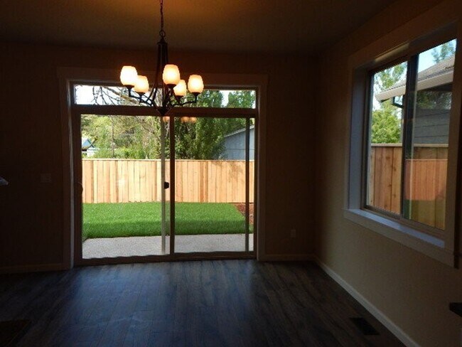 Building Photo - 5 Bedroom Beaverton Home!!!