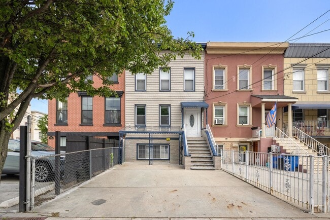 Building Photo - 518 New York Ave