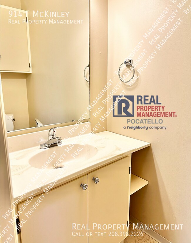 Building Photo - 2 bed 1.5 bath townhome - Covered parking