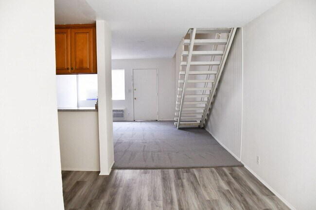 Building Photo - 733 S Fondren St