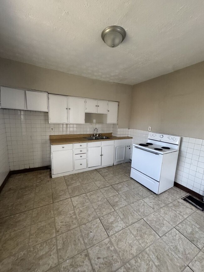 Building Photo - 263/265 S HEDGES ST