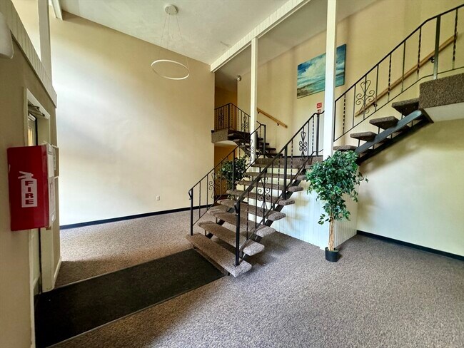 Building Photo - 96 Fountain Ln