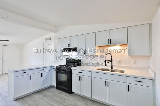 Building Photo - 621 S California St