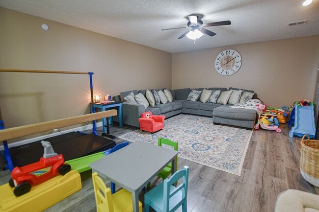 Building Photo - Pet Friendly Four Bedroom!