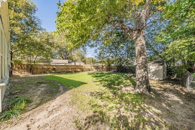 Building Photo - Cute two-bedroom, one-bath home in the hea...