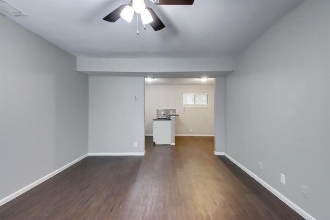 Building Photo - 303 W 40th St
