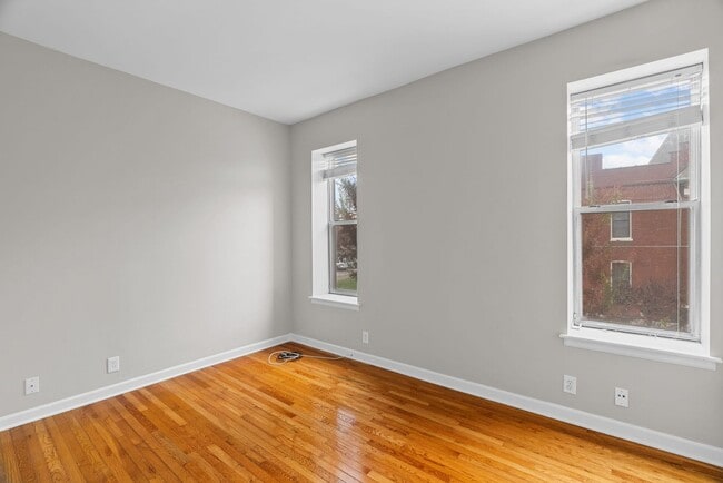 Building Photo - Modern Spacious  2 Bed  and 1.5  Bath Cond...