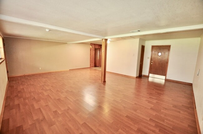 Building Photo - FOR LEASE! Nice 5 BR - 3 Bath - 2,600+ sf ...