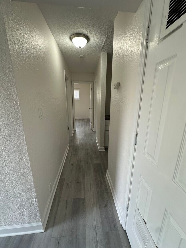 Building Photo - 4 bedroom 1 bath