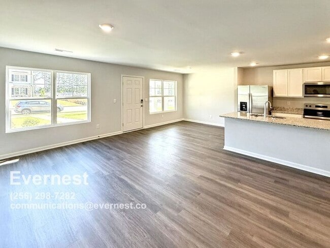 Building Photo - 3-Bedroom, 2.5-Bathroom Home in a Convenie...