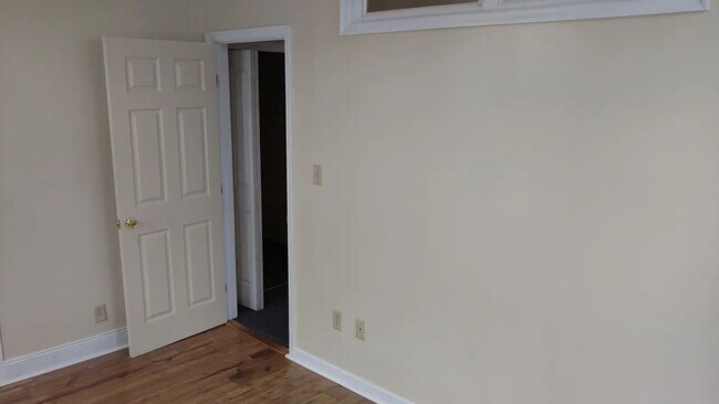 Building Photo - 1 Bedroom in Midtown w/optional Garage