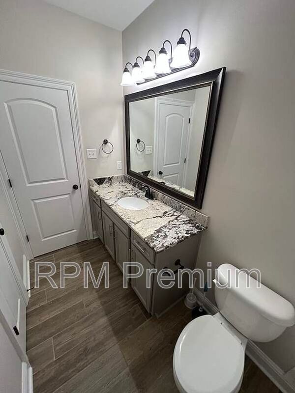 Building Photo - 6212 Lake Edge Dr